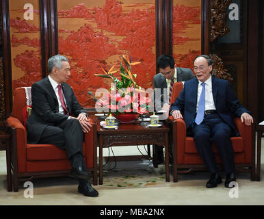 Beijing, Chine. Apr 9, 2018. Le Vice-président chinois Wang Qishan (R) rencontre avec le Premier ministre singapourien Lee Hsien Loong à Beijing, capitale de Chine, le 9 avril 2018. Credit : Gao Jie/Xinhua/Alamy Live News Banque D'Images