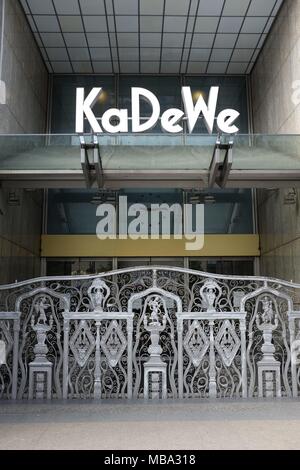 Berlin, Allemagne. 20 mai, 2016. L'entrée principale de l'magasin KaDeWe à Berlin, Allemagne. Foto : M. C. Hurek | Conditions de crédit dans le monde entier : dpa/Alamy Live News Banque D'Images