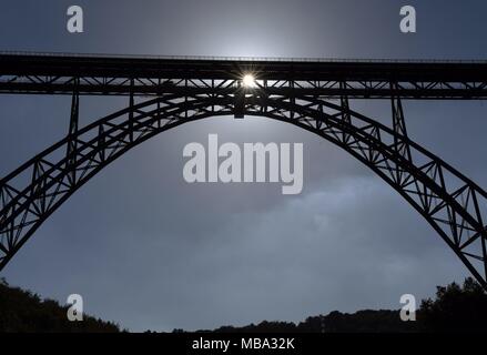 Solingen, Allemagne. 27 Sep, 2016. Pont Müngsten à Solingen, Allemagne pont ferroviaire la plus élevée à 107 mètres, reliant les villes de Remscheid et Solingen sur la vallée de la rivière Wupper, au 27.09.2016. En raison de la protection contre la corrosion et les travaux de rénovation partielle, le pont devrait rester un site de construction jusqu'en 2018. Utilisation dans le monde entier | Credit : dpa/Alamy Live News Banque D'Images