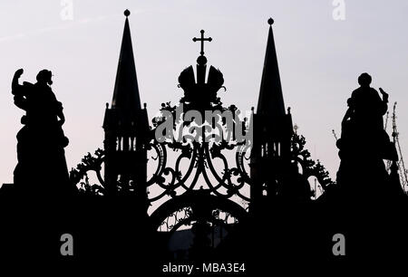 Les tours de la cathédrale et une porte en fer forgé à la résidence de Wurtzbourg en photo dans le soleil du soir à Würzburg, Allemagne, 24.03.2017. Photo : Karl-Josef Opim/dpa | conditions dans le monde entier Banque D'Images