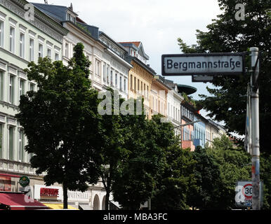 Berlin, Allemagne. 14 juillet, 2017. Les bâtiments résidentiels, les piétons et les voitures en stationnement en rue Bergmannstraße, sur 14.07.2017 à Berlin Kreuzberg, Allemagne. Credit : Jens Kalaene Zentralbild-/dpa/ZB | worldwide/dpa/Alamy Live News Banque D'Images