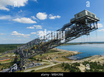 L'énorme pont des morts-terrains près de F60, en Allemagne, le Lichterfeld 18.07.2017 (Photographie aérienne prise à l'aide d'un drone). La F60 est 502 mètres de long et 70 mètres de haut, ce qui en fait l'une des plus grandes installations techniques. Il a été surnommé le "liegender Eiffelturm" (lit. couché Tour Eiffel). Il a fait partie de la mine de visiteur depuis mai 2002. Jusqu'en 1992, le charbon a été exploité à la mine à ciel ouvert puis- Klettwitz-Nord. Après la fermeture de la mine, la décision a été prise pour préserver le pont et la mine au public. En 2016 il y avait environ 75 000 visiteurs du monde entier. P Banque D'Images