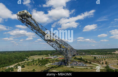 L'énorme pont des morts-terrains près de F60, en Allemagne, le Lichterfeld 18.07.2017 (Photographie aérienne prise à l'aide d'un drone). La F60 est 502 mètres de long et 70 mètres de haut, ce qui en fait l'une des plus grandes installations techniques. Il a été surnommé le "liegender Eiffelturm" (lit. couché Tour Eiffel). Il a fait partie de la mine de visiteur depuis mai 2002. Jusqu'en 1992, le charbon a été exploité à la mine à ciel ouvert puis- Klettwitz-Nord. Après la fermeture de la mine, la décision a été prise pour préserver le pont et la mine au public. En 2016 il y avait environ 75 000 visiteurs du monde entier. P Banque D'Images