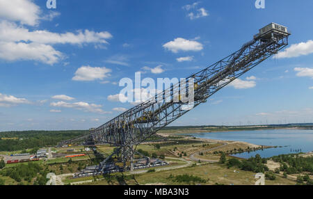 L'énorme pont des morts-terrains près de F60, en Allemagne, le Lichterfeld 18.07.2017 (Photographie aérienne prise à l'aide d'un drone). La F60 est 502 mètres de long et 70 mètres de haut, ce qui en fait l'une des plus grandes installations techniques. Il a été surnommé le "liegender Eiffelturm" (lit. couché Tour Eiffel). Il a fait partie de la mine de visiteur depuis mai 2002. Jusqu'en 1992, le charbon a été exploité à la mine à ciel ouvert puis- Klettwitz-Nord. Après la fermeture de la mine, la décision a été prise pour préserver le pont et la mine au public. En 2016 il y avait environ 75 000 visiteurs du monde entier. P Banque D'Images