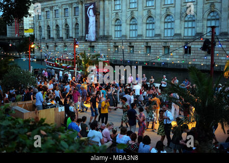 Les gens danser sur 21.07.2017 à Berlin dans le Strandbar Mitte Bar de plage sur les rives de la Spree près du Bode-Museum. L'emplacement en plein air est considéré comme l'un des premiers bars de plage en Allemagne. Les gens dansent le tango, la salsa et valses ici. Photo : Jens Kalaene Zentralbild-/dpa/ZB | conditions dans le monde entier Banque D'Images