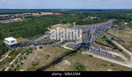 L'énorme pont des morts-terrains près de F60, en Allemagne, le Lichterfeld 18.07.2017 (Photographie aérienne prise à l'aide d'un drone). La F60 est 502 mètres de long et 70 mètres de haut, ce qui en fait l'une des plus grandes installations techniques. Il a été surnommé le "liegender Eiffelturm" (lit. couché Tour Eiffel). Il a fait partie de la mine de visiteur depuis mai 2002. Jusqu'en 1992, le charbon a été exploité à la mine à ciel ouvert puis- Klettwitz-Nord. Après la fermeture de la mine, la décision a été prise pour préserver le pont et la mine au public. En 2016 il y avait environ 75 000 visiteurs du monde entier. P Banque D'Images