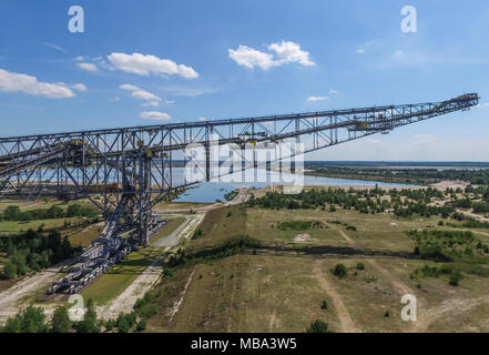 L'énorme pont des morts-terrains près de F60, en Allemagne, le Lichterfeld 18.07.2017 (Photographie aérienne prise à l'aide d'un drone). La F60 est 502 mètres de long et 70 mètres de haut, ce qui en fait l'une des plus grandes installations techniques. Il a été surnommé le "liegender Eiffelturm" (lit. couché Tour Eiffel). Il a fait partie de la mine de visiteur depuis mai 2002. Jusqu'en 1992, le charbon a été exploité à la mine à ciel ouvert puis- Klettwitz-Nord. Après la fermeture de la mine, la décision a été prise pour préserver le pont et la mine au public. En 2016 il y avait environ 75 000 visiteurs du monde entier. P Banque D'Images