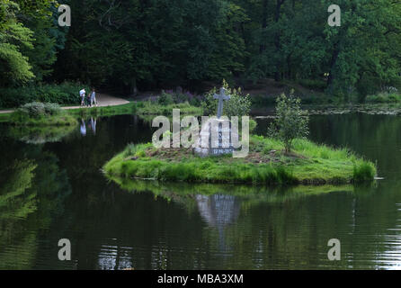 Cottbus, Allemagne. 28 juillet, 2017. La pierre tombale d'Hermann Prince de Pückler-Muskau et Lucie Princess Pückler sur une petite île dans le parc Branitz près de Cottbus, Allemagne, représenté sur 28.07.2017. Ils sont inhumés dans le Grand lac pyramide. Credit : Jens Kalaene Zentralbild-/dpa/ZB | worldwide/dpa/Alamy Live News Banque D'Images