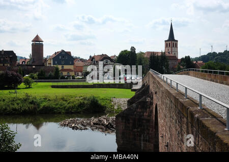 Vacha, Allemagne. Août 22, 2017. L 'Brücke der Einheit' (lit. L'unité de 'Bridge') représenté sur 22.08.2017 à Vacha, l'Allemagne, à la frontière entre Thüringia et de Hesse. La frontière intérieure allemande était ici jusqu'en 1989. Credit : Jens Kalaene Zentralbild-/dpa/afp | Le monde d'utilisation/dpa/Alamy Live News Banque D'Images