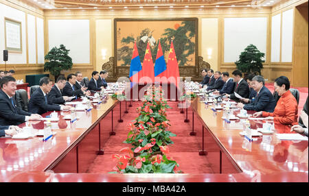 Beijing, Chine. Apr 9, 2018. Le Premier ministre chinois Li Keqiang rencontre le Premier Ministre mongol Ukhnaa Khurelsukh dans le Grand Hall du Peuple à Beijing, capitale de Chine, le 9 avril 2018. Credit : Wang Ye/Xinhua/Alamy Live News Banque D'Images
