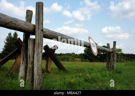 Un signe en russe se lit "toi" (STOP) à Geisa, l'Allemagne, à la frontière entre la Thuringe à l'andHesse «Haus auf der Grenze'. maison sur la frontière) où une exposition permanente par le point Alpha Foundation traite de l'ère de l'Allemagne divisée et la frontière avec la RDA durant la guerre froide, 22.08.2017. Les routes de l'Est à l'Allemagne de l'Ouest ont été bloqués par des obstacles tels que ce à partir de 1945 à 1952. Des installations d'origine peut être vu ici à l'ancienne frontière interne. Photo : Jens Kalaene Zentralbild-/dpa/ZB | conditions dans le monde entier Banque D'Images