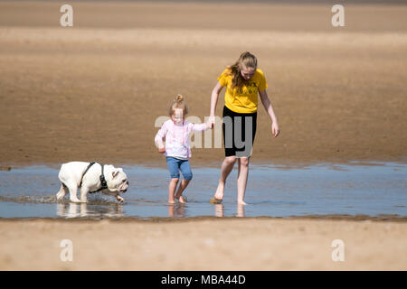 Southport, Merseyside. 9 avril 2018. Météo britannique. Une magnifique journée de printemps, avec du soleil et ciel bleu au-dessus du nord ouest de l'Angleterre en tant que familles de sortir de l'amusement au soleil sur le sable doré de la plage de Southport Merseyside. Credit : Cernan Elias/Alamy Live News Banque D'Images