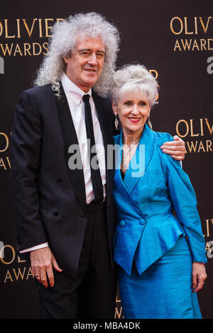 Londres, Royaume-Uni. 8 avril, 2018. Reine le guitariste Brian May avec son épouse l'actrice Anita Dobson sur le tapis rouge à l'Olivier Awards 2018 s'est tenue au Royal Albert Hall à Londres. Crédit : David Betteridge/Alamy Live News Banque D'Images