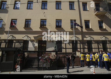 Kiev, Ukraine. Apr 9, 2018. Les joueurs de l'équipe de hockey nationale ukrainienne et déposer des fleurs les lettres de l'empathie pour la clôture du bâtiment de l'ambassade à Kiev, Ukraine, le 9 avril 2018.Broncos de Humboldt l'équipe de hockey Junior un accident de bus au Canada laisse 15 morts et 14 blessés. Credit : Sergii Kharchenko/ZUMA/Alamy Fil Live News Banque D'Images