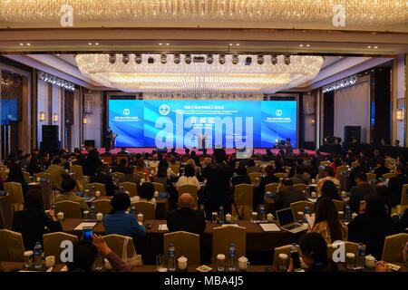 Xi'an, province du Shaanxi en Chine. Apr 9, 2018. La cérémonie d'ouverture de la première Organisation de coopération de Shanghai (OCS) People's Forum est tenu à Xi'an, province du Shaanxi du nord-ouest de la Chine, le 9 avril 2018. Crédit : Chen Yehua/Xinhua/Alamy Live News Banque D'Images