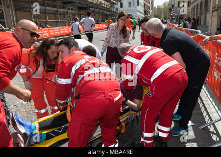 Rome, Italie - 8 Avril 2018 : un athlète participe à la 24e édition du Marathon de Rome et courir pour le plaisir est secouru et transporté sur un brancard par le personnel médical, en raison d'une maladie en raison de la grande fatigue et de la chaleur. Credit : Polifoto/Alamy Live News Banque D'Images