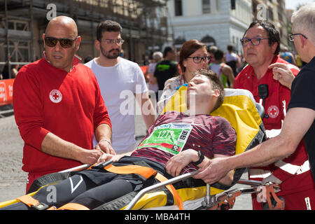 Rome, Italie - 8 Avril 2018 : un athlète participe à la 24e édition du Marathon de Rome et courir pour le plaisir est secouru et transporté sur un brancard par le personnel médical, en raison d'une maladie en raison de la grande fatigue et de la chaleur. Credit : Polifoto/Alamy Live News Banque D'Images