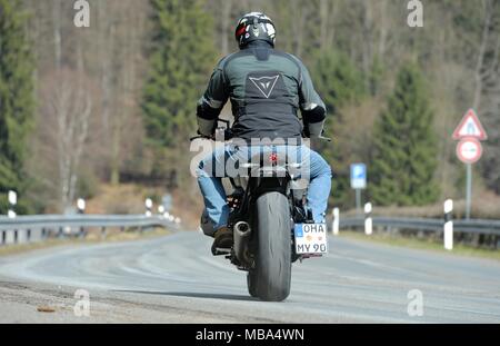 Riefensbeek, Allemagne. 06 avr, 2018. La moto dans les montagnes du Harz, en Allemagne, près de ville d'Riefensbeek, 06.avril 2018. Crédit : Frank May | utilisée dans le monde entier/dpa/Alamy Live News Banque D'Images