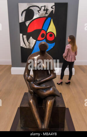 Londres, Royaume-Uni. Le 9 avril, 2018. Une mère de famille au tour par Henry Moore et Femme, Oiseau de Joan Miro, est $10-15m - La collection de Morton et Barbara Mandel, y compris des chefs-d'étendant sur plusieurs des plus importants mouvements artistiques du 20e siècle, qui devrait rapporter 75 millions de dollars pour la charité. Dans le cadre de Sotheby's, contemporain d'art impressionniste et moderne vente new-yorkaise. Sur l'affichage à New Bond Street. Crédit : Guy Bell/Alamy Live News Banque D'Images