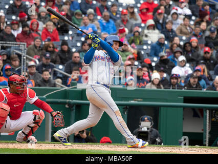 Washington, USA. 07Th avr, 2018. New York Mets shortstop Asdrubal Cabrera (13) titres en double dans la septième manche marquant l'arrêt-court Amed Rosario (1) contre les Nationals de Washington au Championnat National Park à Washington, DC Le samedi 7 avril 2018. Les mets a gagné le match 3-2. Credit : Ron Sachs/CNP (restriction : NO New York ou le New Jersey Journaux ou journaux dans un rayon de 75 km de la ville de New York) · AUCUN SERVICE DE FIL · Crédit : dpa/Alamy Live News Banque D'Images