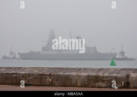 Portsmouth, Royaume-Uni. Le 9 avril, 2018. La Royal Navy Destroyer Type 45, HMS Dragon, est enveloppé dans le brouillard de la mer dans le Solent, après avoir quitté la base navale de cet après-midi. Crédit : Neil Watkin / Alamy Live News Banque D'Images