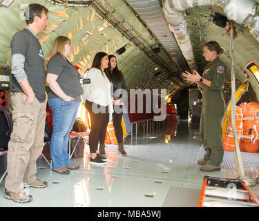 Le s.. Amy Zemaitis, 314e Escadron de ravitaillement en vol perchman, donne un exposé sur la sécurité à l'extension à l'époux le 10 février à Beale Air Force Base, en Californie. Les conjoints ont été portées sur treize KC-135 Stratotankers à regarder un C-17 Globemaster III de TRAVIS AFB, Californie, obtenir le plein dans l'air. (U.S. Air Force Banque D'Images