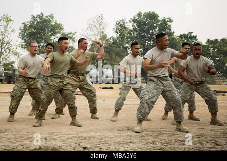 Les ingénieurs de l'armée américaine avec 797e compagnie du Génie (verticale), le 411e bataillon du génie, basé à Guam, effectuer une danse Haka traditionnel Maori à l'école en Nongphipadungkitwittaya Korat, Royaume de Thaïlande, le 10 février 2018, au cours d'une pause de la construction. Projets d'aide humanitaire menées au cours de l'exercice de l'appui des besoins et des intérêts humanitaires du peuple thaï. Gold Cobra 18 est un exercice annuel effectué dans le royaume de Thaïlande et se déroule du 10 févr. 13 à 23 avec 12 nations participantes. (U.S. Marine Corps Banque D'Images