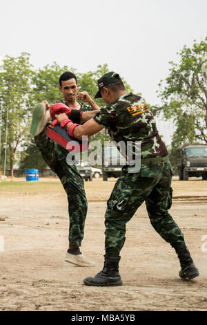 Les ingénieurs de combat de l'Armée royale thaïlandaise avec 3e bataillon du génie, 3e Division d'infanterie, montrer leurs techniques de réserve à l'école en Nongphipadungkitwittaya Korat, Royaume de Thaïlande, le 10 février 2018. Les membres de l'Armée royale thaïlandaise, les forces américaines et l'Armée de libération du peuple chinois sont dans le domaine des projets d'assistance civique mener une action humanitaire dans le cadre de l'exercice Gold Cobra. Projets d'aide humanitaire menées au cours de l'exercice de l'appui des besoins et des intérêts humanitaires du peuple thaï. Gold Cobra 18 est un exercice annuel effectué dans le royaume de Thaïlande et s'exécute en arrière Banque D'Images