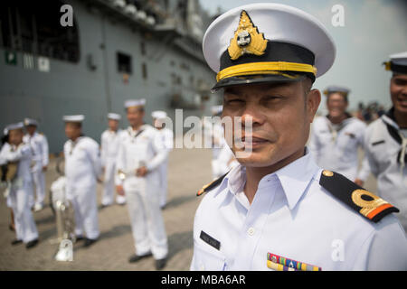 Sous lieutenant Somboon Mâtho, chef d'orchestre de la Royal Thai Navy Band, prépare son groupe pour un rendement comme l'USS Bonhomme Richard (DG 6) arrive à Laem Chabang International Terminal, la Thaïlande, le 11 février 2018. Le Bonhomme Richard est une classe Wasp de débarquement amphibie de Sasebo, Japon. Tandis que dans les ports, le Bonhomme Richard entreprendra de la Marine américaine et de la marine, les véhicules et l'équipement avant le départ aux côtés de la Marine royale thaïlandaise et la République de Corée fait partie de l'exercice Cobra or 18, un exercice annuel effectué dans le royaume de Thaïlande qui a eu lieu du 13-23 février avec sept nations parti Banque D'Images