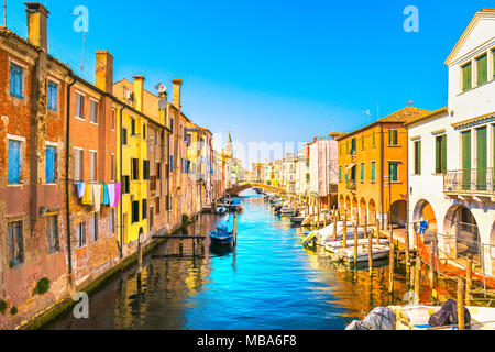 Dans la ville de Chioggia, lagune de Venise, de l'eau canal et l'église. Vénétie, Italie, Europe Banque D'Images