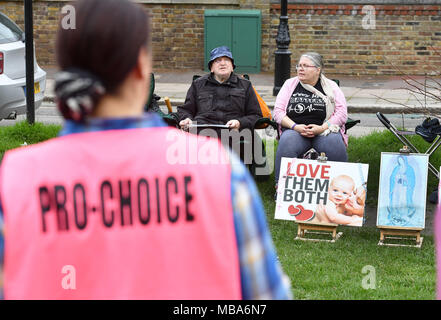 De 0001 SOUS EMBARGO MARDI AVRIL 10 manifestants pro-choix (premier plan) font face à des manifestants pro-vie à l'extérieur de la Marie Stopes clinic sur pioche Lane, en prévision d'un vote par Ealing Conseil sur l'opportunité de mettre en œuvre une zone de sécurité à l'extérieur de la clinique d'avortement à l'ouest de Londres pour protéger les femmes d'être intimidés. Banque D'Images