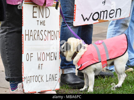 De 0001 SOUS EMBARGO MARDI 10 AVRIL Betty le chien avec les manifestants pro-choix à l'extérieur de la Marie Stopes clinic sur pioche Lane, en prévision d'un vote par Ealing Conseil sur l'opportunité de mettre en œuvre une zone de sécurité à l'extérieur de la clinique d'avortement à l'ouest de Londres pour protéger les femmes d'être intimidés. Banque D'Images