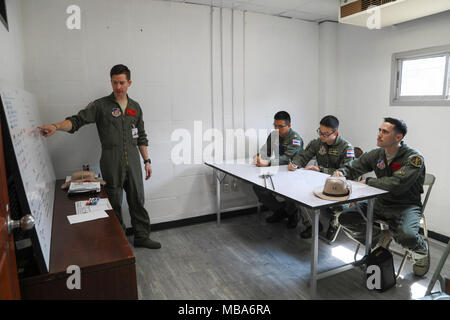 (De gauche à droite) Le capitaine de l'US Air Force a appelé Taylor, Royal Thai Air Force Le Chomngam Nitinan, Royal Thai Air Force Le Capitaine Napaeakkapak Praedum et U.S. Air Force Le Capitaine Colton Steen, conduite d'une séance d'entraînement en vol, avant le 13 février 2018 à l'Korat Royal Thai Air Force Base dans le Korat, Royaume de Thaïlande. Au cours de la formation, Taylor et Steen, les deux pilotes de chasse avec le 36e Escadron de chasse, et Chomngam Praedum, et les deux pilotes de chasse avec le 403e Escadron de chasseurs tactiques, pratiqué dans le cadre de l'exercice Gold Cobra 18. L'exercice permet aux États-Unis et partenaire Banque D'Images