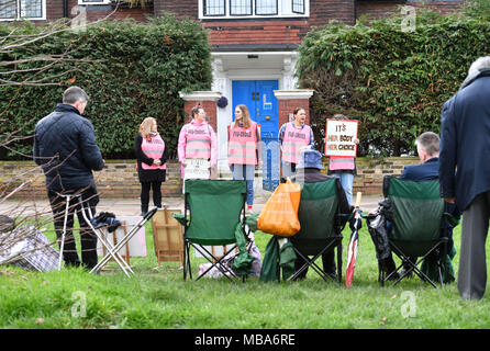 De 0001 SOUS EMBARGO MARDI AVRIL 10 manifestants pro-choix (retour) et des manifestants pro-vie (premier plan) recueillir l'extérieur de la Marie Stopes clinic sur pioche Lane, en prévision d'un vote par Ealing Conseil sur l'opportunité de mettre en œuvre une zone de sécurité à l'extérieur de la clinique d'avortement à l'ouest de Londres pour protéger les femmes d'être intimidés. Banque D'Images