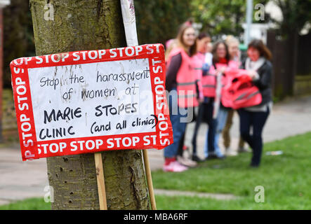 De 0001 SOUS EMBARGO MARDI AVRIL 10 manifestants pro-choix recueillir l'extérieur de la Marie Stopes clinic sur pioche Lane, en prévision d'un vote par Ealing Conseil sur l'opportunité de mettre en œuvre une zone de sécurité à l'extérieur de la clinique d'avortement à l'ouest de Londres pour protéger les femmes d'être intimidés. Banque D'Images