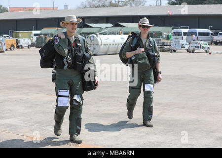 (De gauche à droite) U.S. Air Force Le Capitaine Colton Steen, et le capitaine a appelé Taylor, les deux pilotes de chasse avec le 36e Escadron de chasse, chef de la ligne de vol de mener une formation de vol avec leurs homologues Royal Thai Air Force, le 13 février 2018 à l'Korat Royal Thai Air Force Base dans le Korat, Royaume de Thaïlande. Au cours de la formation, des aviateurs de l'US Air Force et la Royal Thai Air Force a pratiqué la tactique de vol dans le cadre de l'exercice Gold Cobra 18. L'exercice, maintenant dans sa 37e version, est conçu pour promouvoir la sécurité régionale et assurer des réponses efficaces aux crises régionales en réunissant Banque D'Images