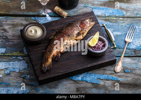 Truite fumée aux épices sur une pierre. Banque D'Images