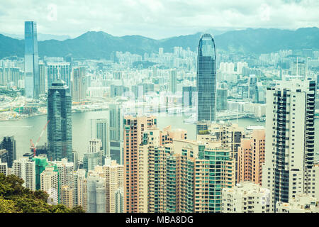 La ville de Hong Kong vue aérienne prise de vue de Victoria Peak. Vintage photo effet filtre de correction tonale Banque D'Images