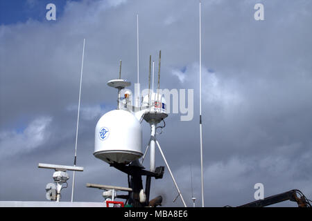 Antennes radar et radio maritime et équipé chalutier irlandais. Banque D'Images