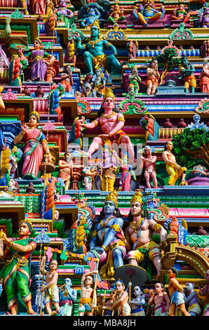 Façade sculptée du Temple de Kapaleeshwara, Mylapore, Chennai, Tamil Nadu, Inde. Temple de Shiva. Forme de Shiva's consort Parvati priaient au ce Banque D'Images