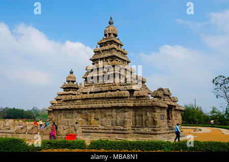 Vue extérieure de la rive Temple, construit en 700 - 728 AD, Mahabalipuram, Tamil Nadu, Inde. Il est ainsi nommé parce qu'il donne sur la rive de la baie de B Banque D'Images