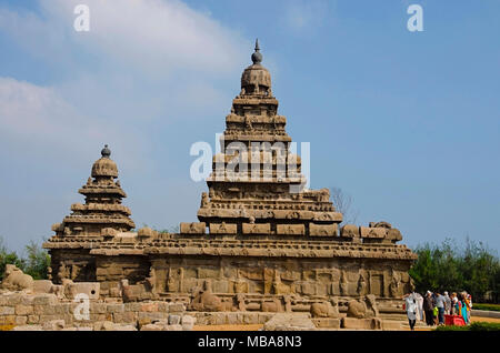 Vue extérieure de la rive Temple, construit en 700 - 728 AD, Mahabalipuram, Tamil Nadu, Inde. Il est ainsi nommé parce qu'il donne sur la rive de la baie de B Banque D'Images