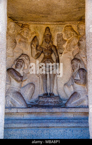 Vue intérieure de Pancha Rathas, (également connu sous le nom de cinq Rathas Pandava Rathas ou) Mahabalipuram, Tamil Nadu, Inde. C'est un exemple de roc indienne monolithique Banque D'Images