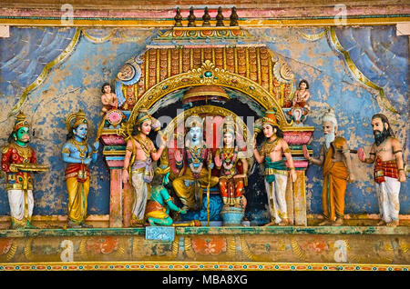 Le Seigneur Rama, Seigneur Lakshmana et Sita, déesse des idoles sculptées sur le Gopuram du temple, sur le chemin de Kumbakonam, Tamil Nadu, Inde Banque D'Images