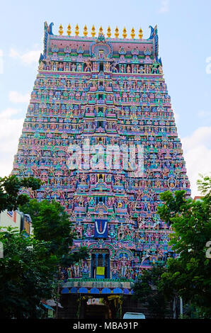 Gopuram coloré, Temple Sarangapani, Kumbakonam, Tamil Nadu, Inde. C'est l'un parmi les trois principaux sanctuaires de seigneur Vishnu. Rénové au cours de la péri Banque D'Images