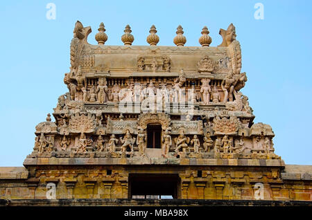 Détails de Gopuram sculpté du Temple d'Airavatesvara, Darasuram, près de Kumbakonam, Tamil Nadu, Inde. Temple de Shiva hindou de l'architecture, construit par R Banque D'Images