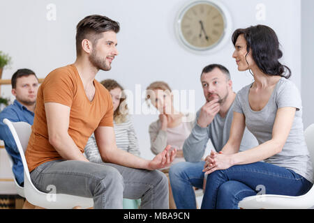 Jeune homme exprimer l'amour et gratitude à sa mère dans la psychothérapie en famille dans l'arrière-plan Banque D'Images