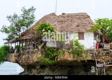 ZANZIBAR, TANZANIE - janvier 05 : Vue sur l'Océan Indien avec la roche restaurant à Zanzibar, Tanzanie le 6 janvier, 2018 Banque D'Images