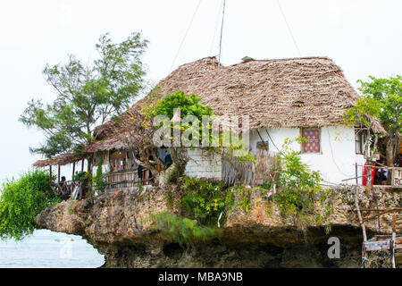 ZANZIBAR, TANZANIE - janvier 05 : Vue sur l'Océan Indien avec la roche restaurant à Zanzibar, Tanzanie le 6 janvier, 2018 Banque D'Images