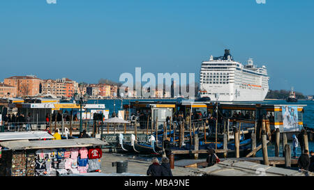 Bateau de croisière se déplaçant dans Guidecca canal in Venice, Italie. Venise est situé dans un groupe de 117 petites îles qui sont séparées par des canaux Banque D'Images